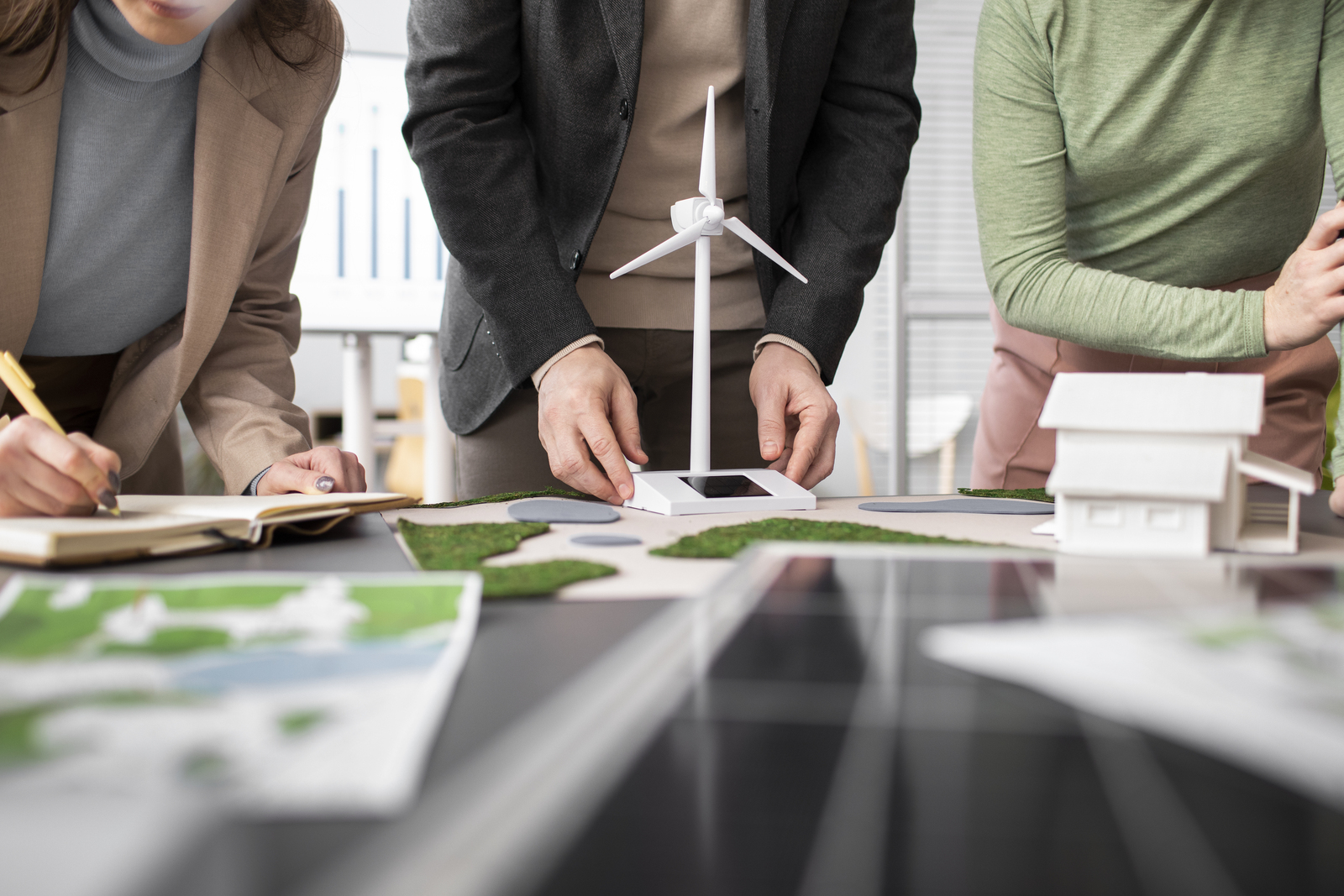 Equipo trabajando en una estrategia empresarial